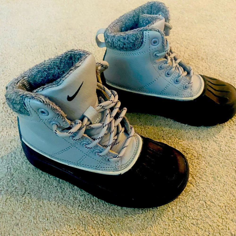 Nike sneaker boots… boys waterproof & warm